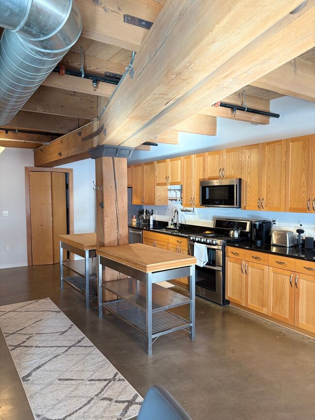 Building Photo - One bed, one bath loft-style condo in the ...