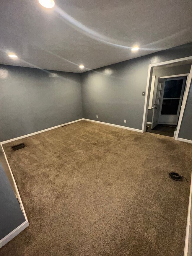 Building Photo - 2 Bedroom 1 Bathroom- Single Family Home