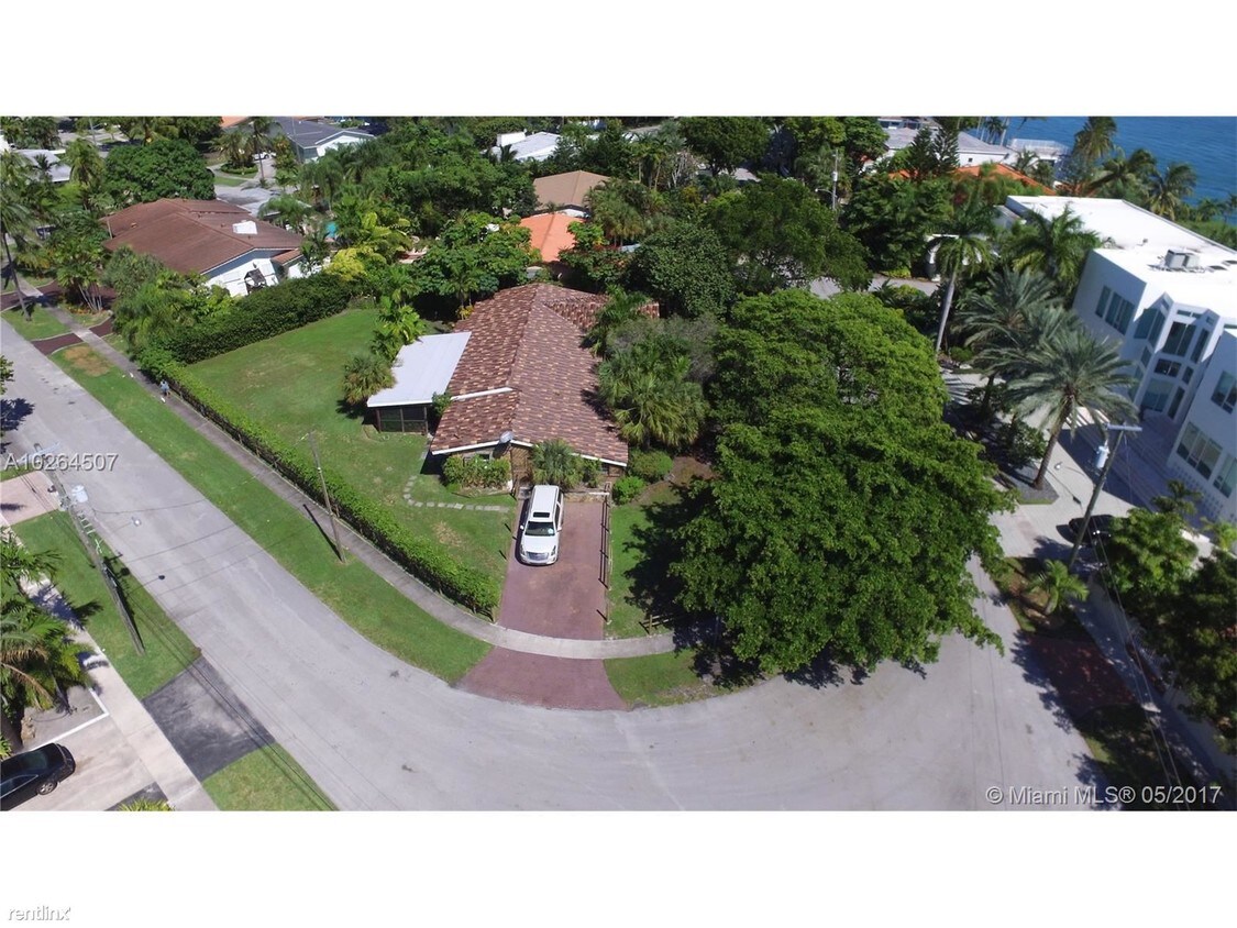 Primary Photo - 12700 Biscayne Bay Dr