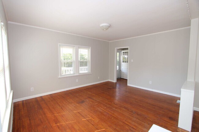 Foto del edificio - One of a Kind 4 Bed 1 Bath Home