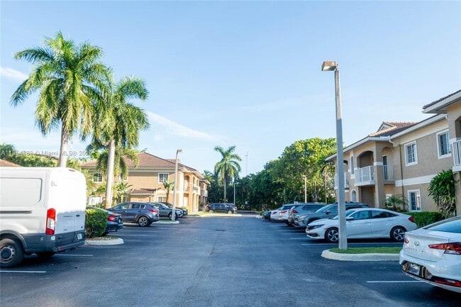 Foto del edificio - 911 Hillcrest Ct