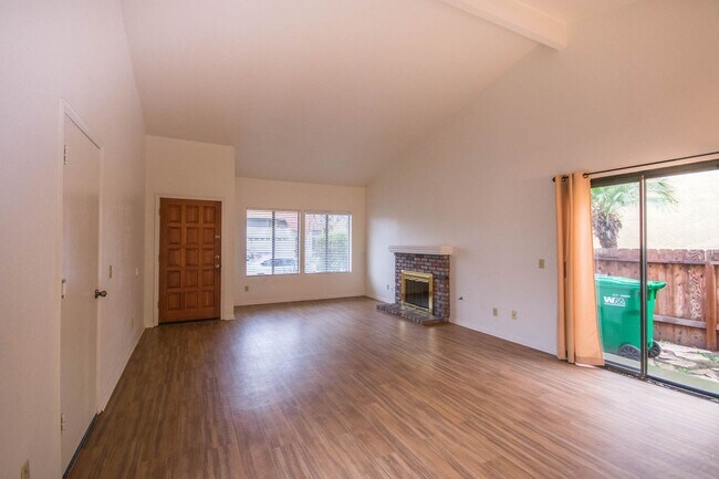 Building Photo - Light Bright 2BR/2BA Home in Oceanside!!!