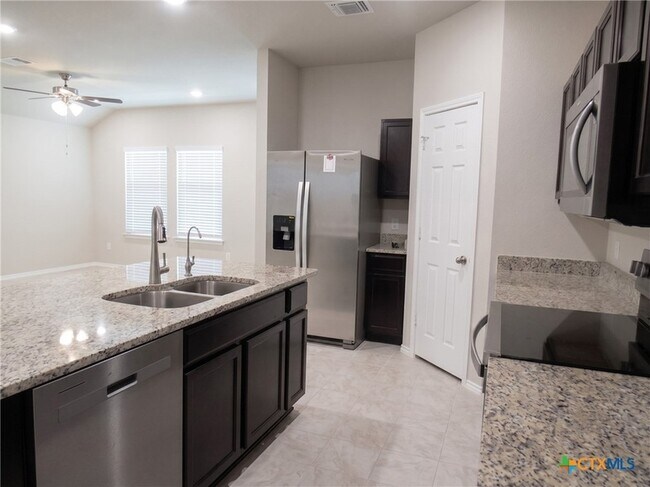 Foto del edificio - 1210 Lindsey Dr