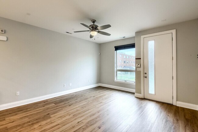 Building Photo - Three Bedroom Townhome in Denver
