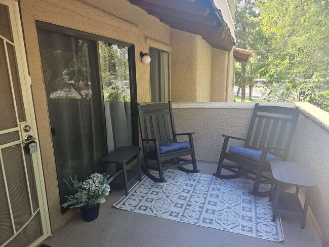 Foto del edificio - "Chic & Cozy 2-Bed, 2-Bath Furnished Retreat with Granite Elegance in Glendale Steps from Banner ...