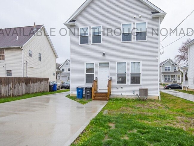 Building Photo - 3 Bedroom Single Family Home Next To The C...