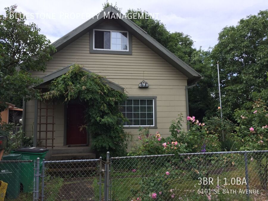 Primary Photo - Charming 3 bedroom, 1 bath home with a lar...