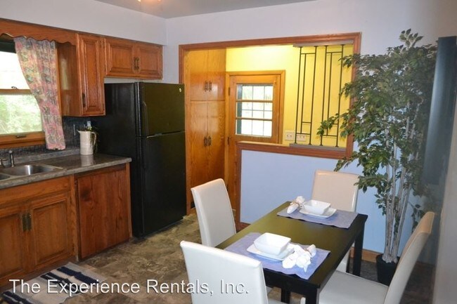 Building Photo - 3 br, 2 bath House - 924 S. Bahnson Avenue