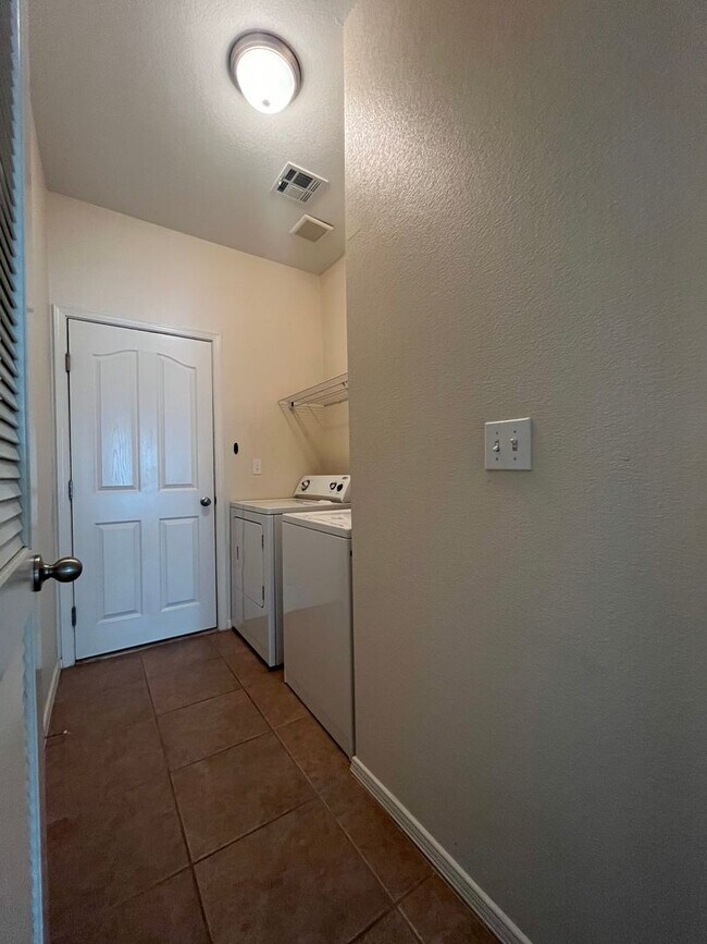 Building Photo - 3 Bedroom/2 Bath With Refrigerated Air