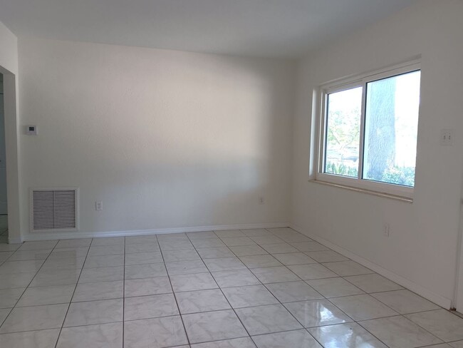 Building Photo - Big family room, granite & stainless kitch...