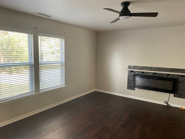 Building Photo - 557 Lakeside Valley Dr