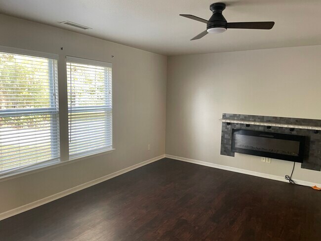 Foto del edificio - 557 Lakeside Valley Dr