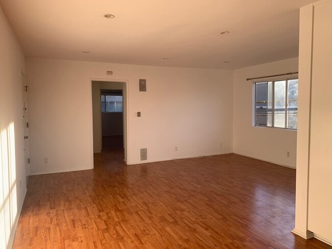 Building Photo - 725 N Sycamore Ave