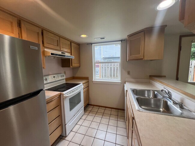 Building Photo - Really Nice 3 Bedroom 2.5 Bath Townhouse w/2 car garage