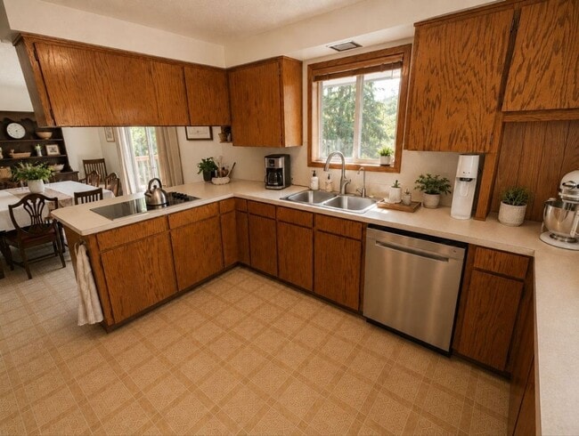 Building Photo - Beautiful 6 Bedroom Home in West Linn's Sunset Neighborhood with Huge Daylight Basement, Large Pr...