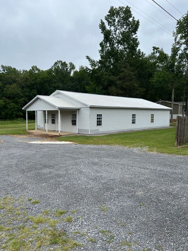Building Photo - 3 Bedroom, 1 Bath Home