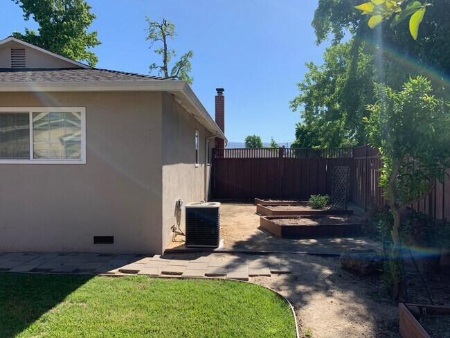 Building Photo - 2530 Tioga Way