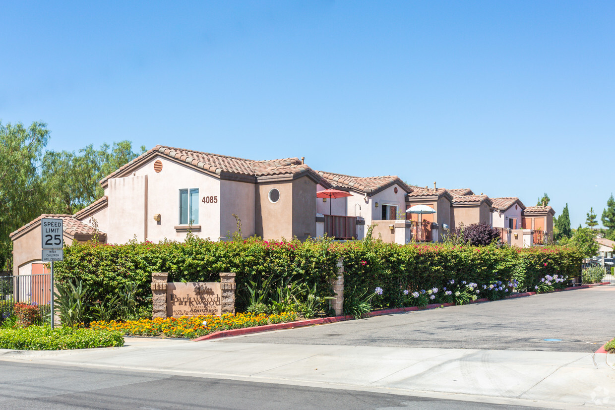 Primary Photo - Parkwood Apartments