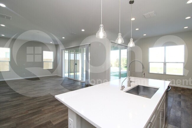 Foto del edificio - 2042 E Dry Wood Rd