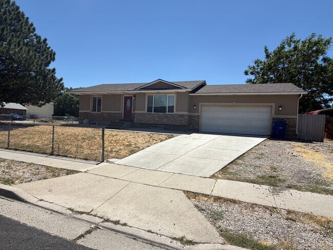 Foto del edificio - Spacious West Valley Home!!!