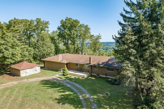 Photo du bâtiment - 42 Hwy 8