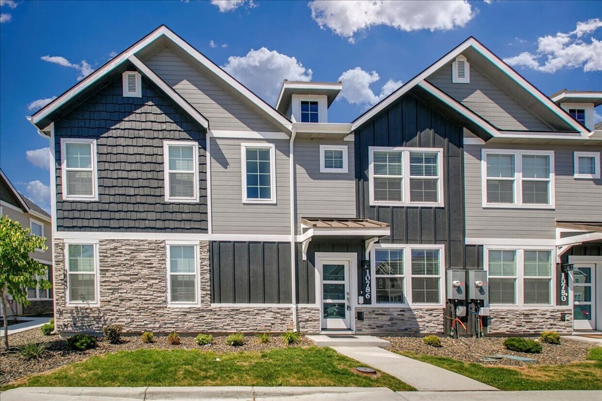 Primary Photo - Cute Townhome in SW Boise