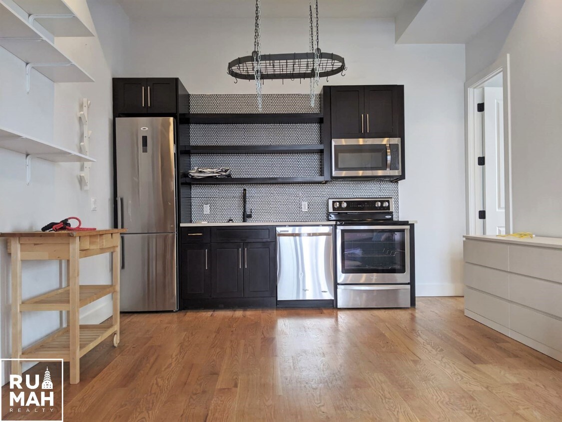Primary Photo - 173 Humboldt St
