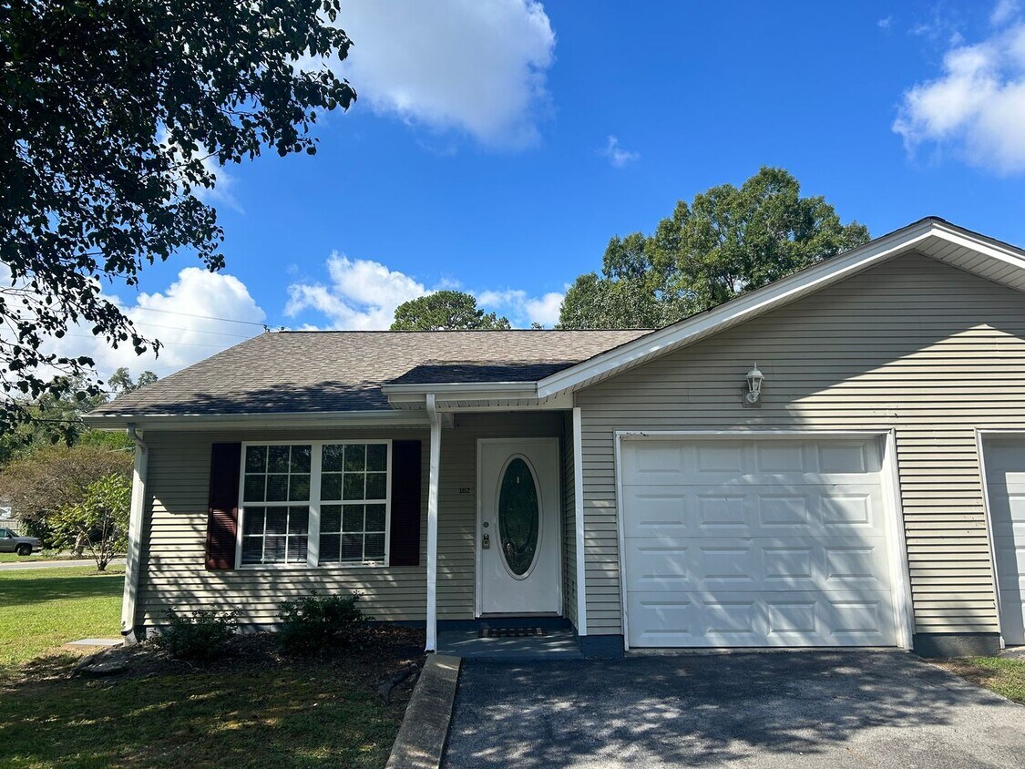 Charming 2 Bed, 1 Bath, 1 Car Garage, Cov... - Charming  2 Bed, 1 Bath, 1 Car Garage, Cov...