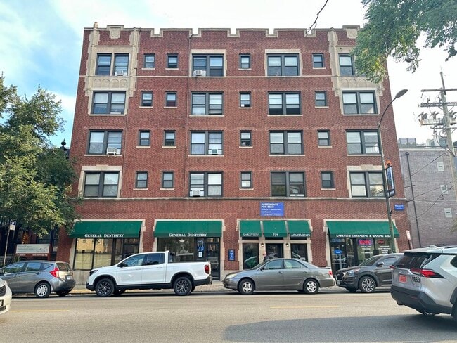 Building Photo - 629 W Belmont Ave