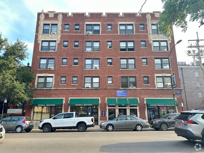 Building Photo - 742 W Belmont Ave