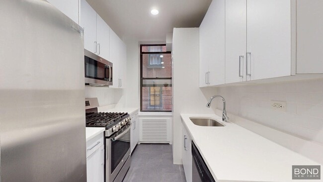 Building Photo - 200 W 58th St