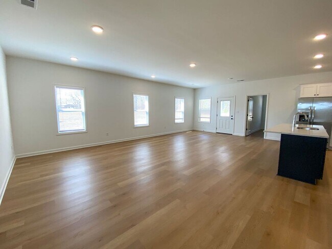 Building Photo - 126 Oak Ave
