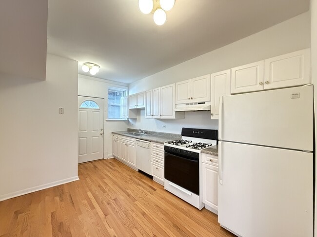 Building Photo - 4407 N Paulina St