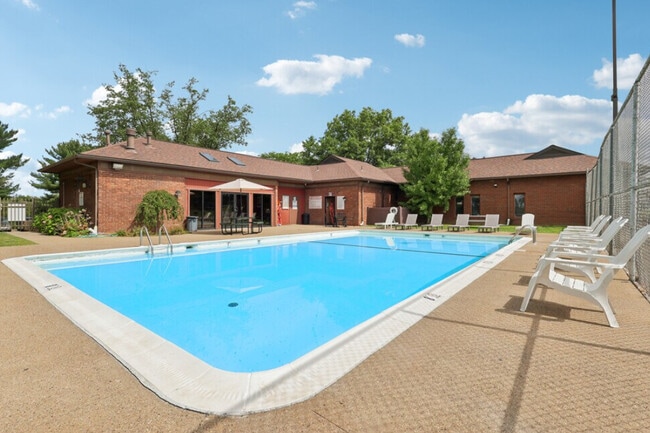 Seasonal Swimming Pool - Monroeville Apartments at Deauville Park