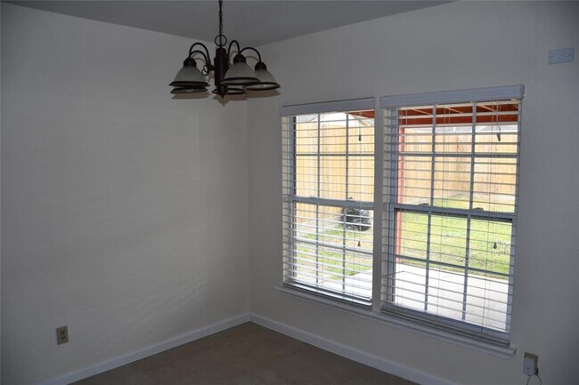 Building Photo - 5511 Lynngate Dr
