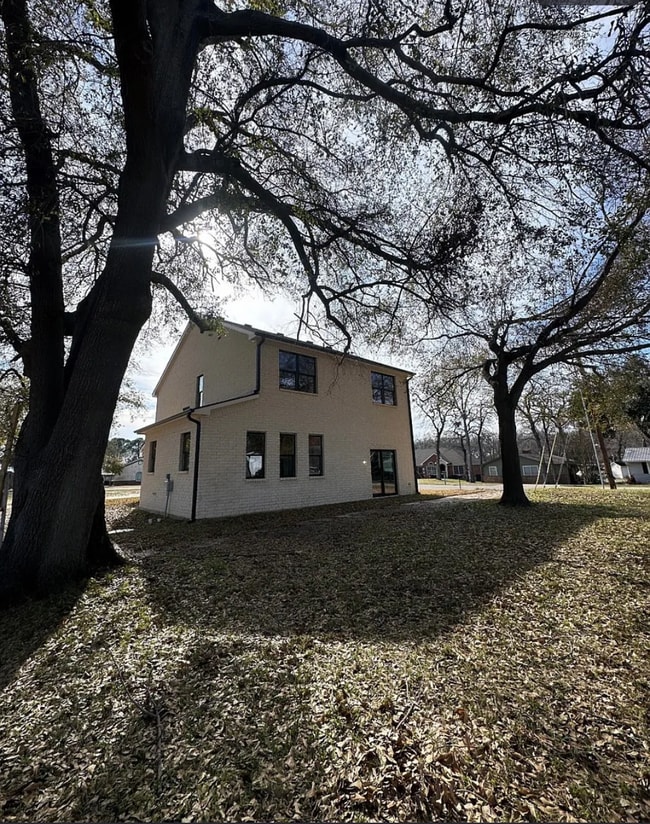 Building Photo - 118 Little John St