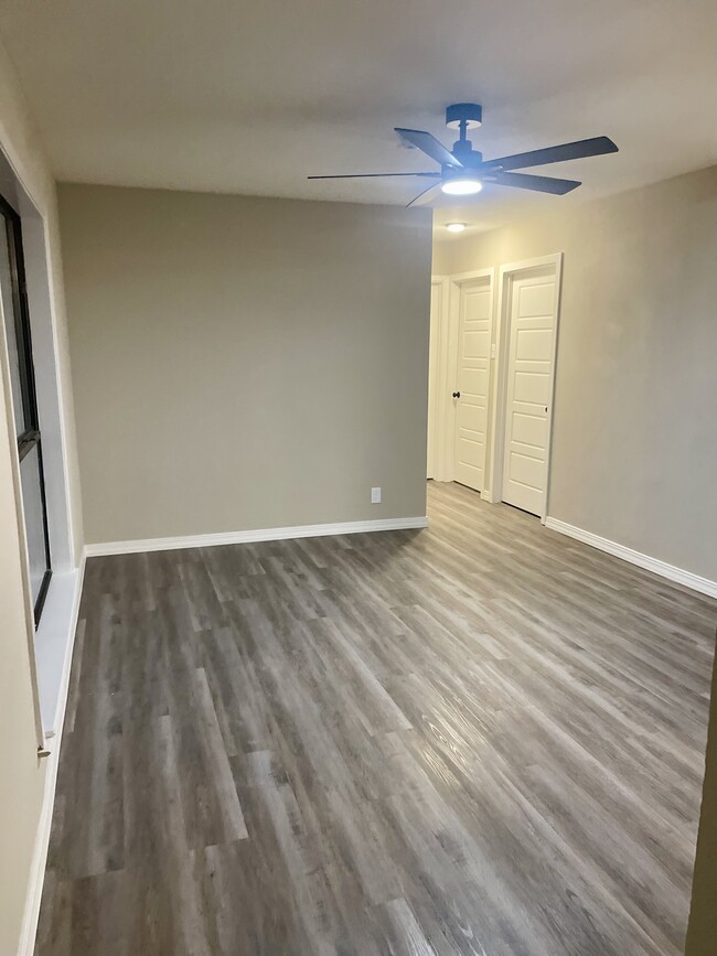 Photo - 410 W Lindbergh Blvd House