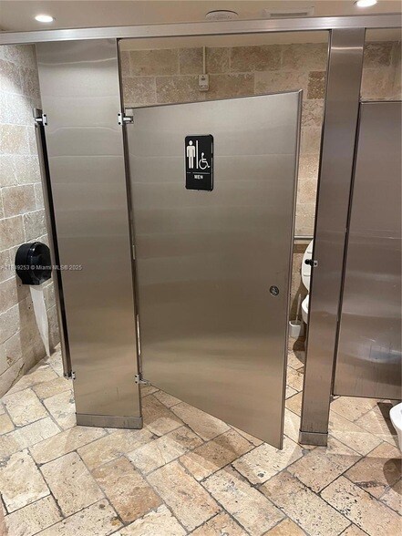 Foto del edificio - 100 Lincoln Rd