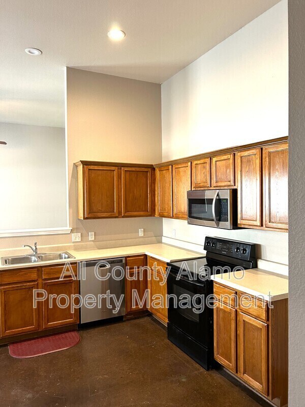 Building Photo - 5723 Golf Heights