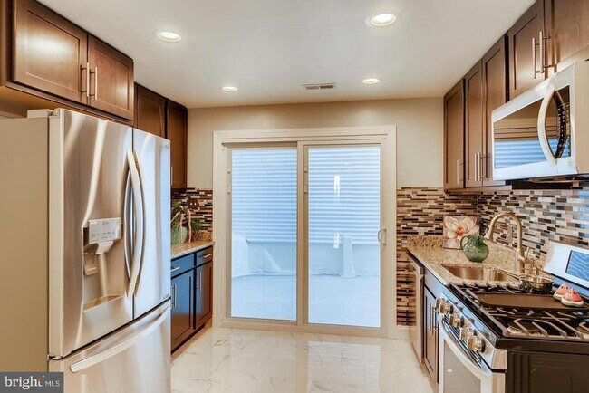 Building Photo - 513 S Regester St