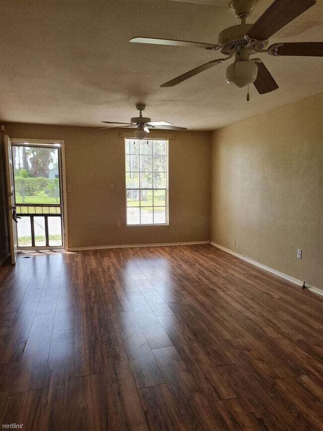 Building Photo - 2 br, 1 bath Triplex - 124 W 14th St TRIPLEX