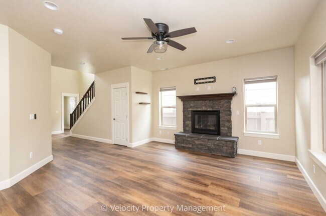 Building Photo - Beautiful NE Bend Home with Community Pool...