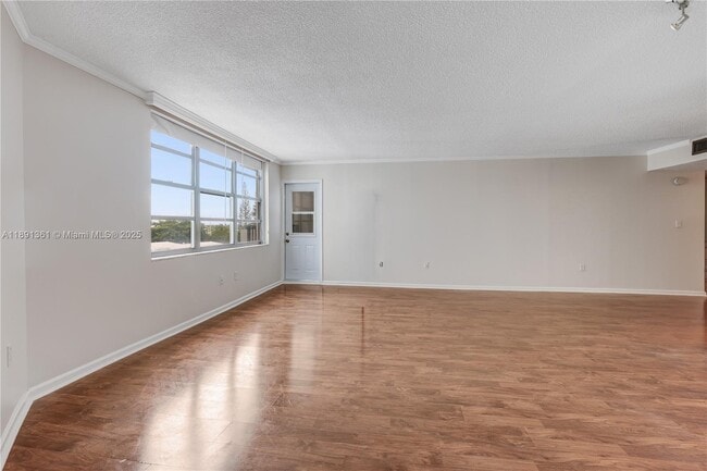Foto del edificio - 2750 NE 183rd St