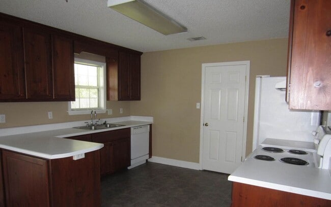 Building Photo - 3 Bedroom/2 Bath home in Valdosta