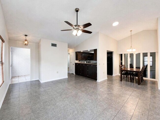 Building Photo - 614 Lake Carolyn Cir