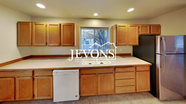 Building Photo - Two-bedroom home with a fully equipped kit...