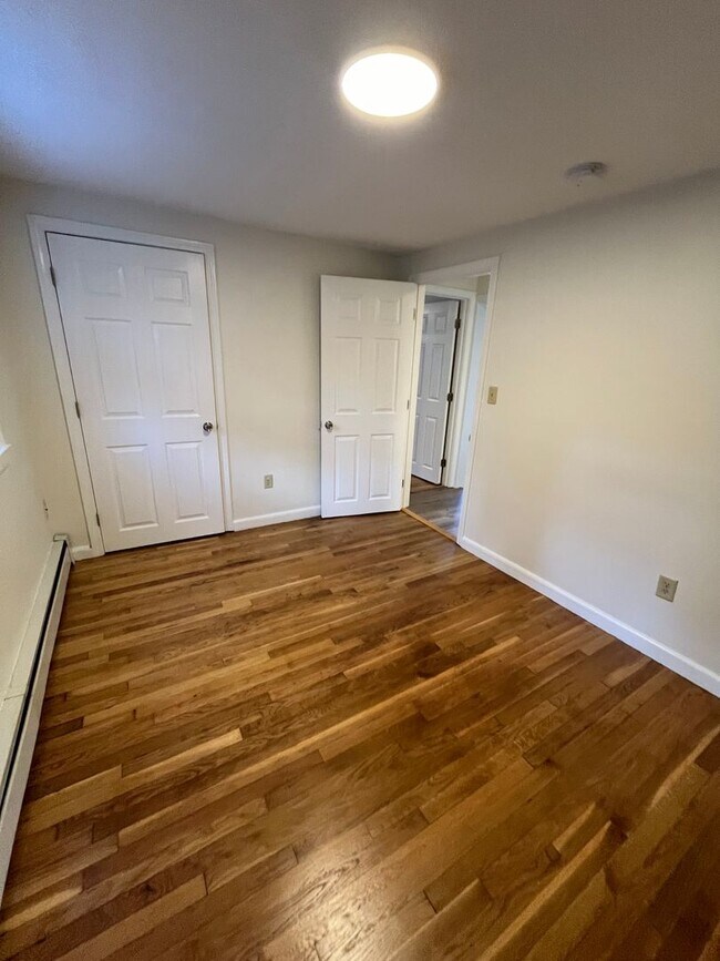 Building Photo - Renovated 3 Bedroom