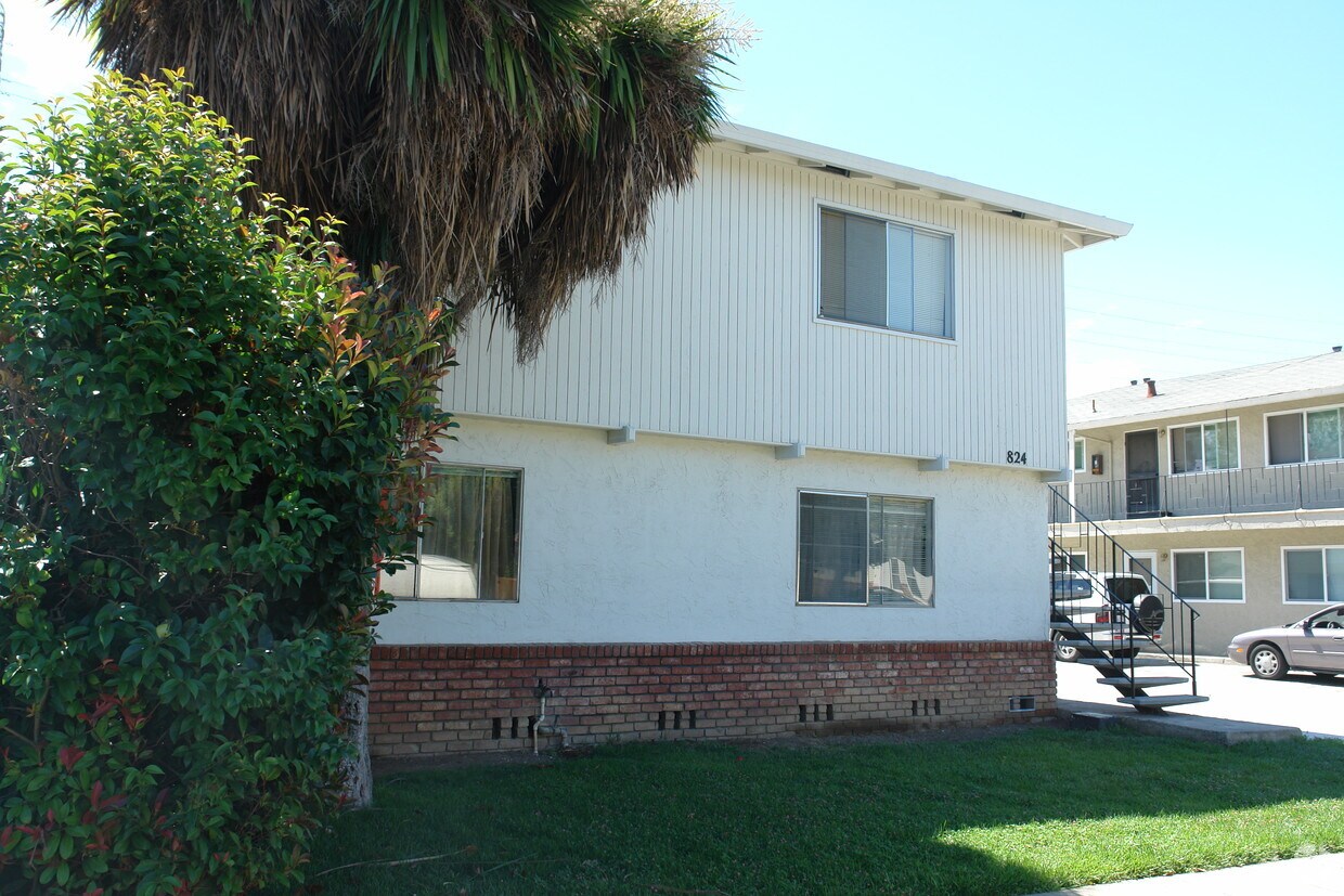 Building Photo - 824 Deland Ave