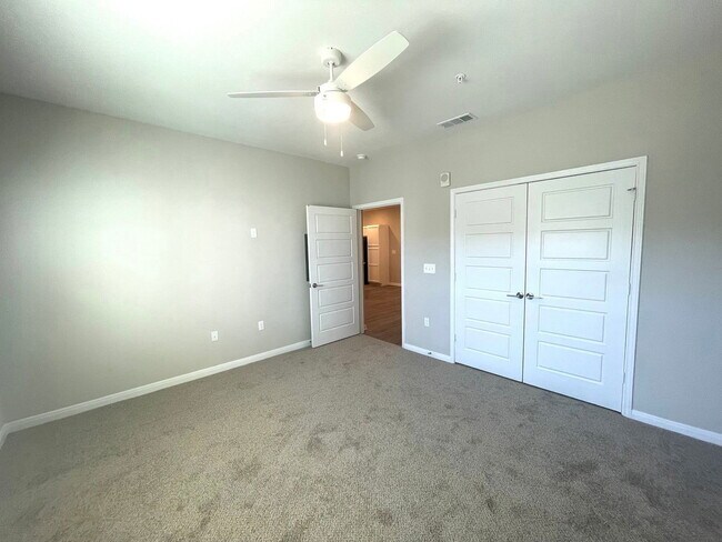 Foto del edificio - 300 Willow Grv Wy