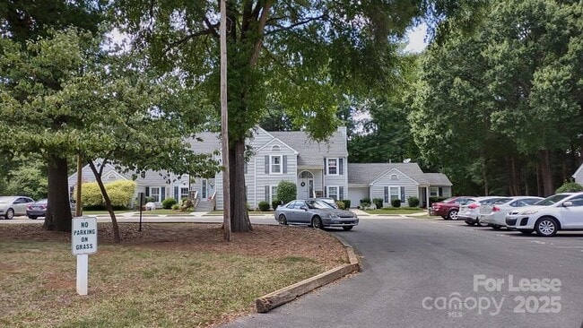 Building Photo - 1560 Hunt Club Ct